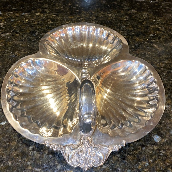 Vintage Wallace Baroque Silver-Plate
Clam Shell Three Plate Footed Dish #432 - Picture 3 of 6